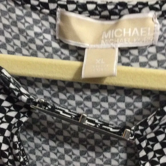 Women's Black and White Patterned V-Neck Top - Picture 2 of 3